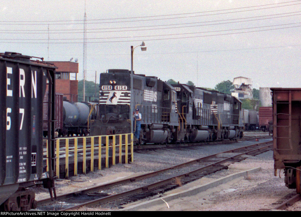 NS 4154 leads a string of locos backing into the fuel racks at Glenwood Yard